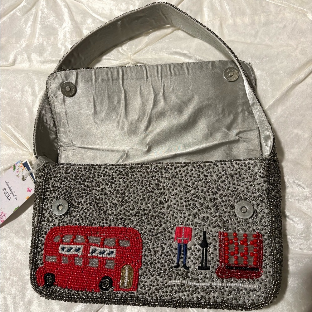 London-Inspired Beaded Handbag 🖤 - Picture 2 of 5